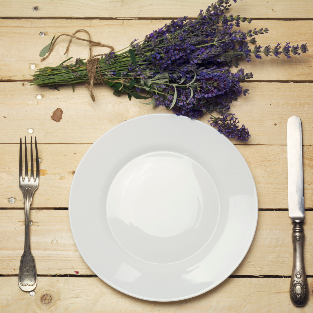 Alt= plate setting with flowers on table